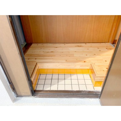 【うるま市】玄関の高い段差に木の踏み台を造作しました|毎日の上り下りがぐっと楽に