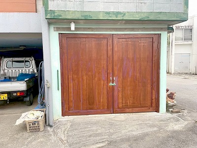 木の扉が、建物の“顔”になる。国頭村での造作開き戸取り替え工事