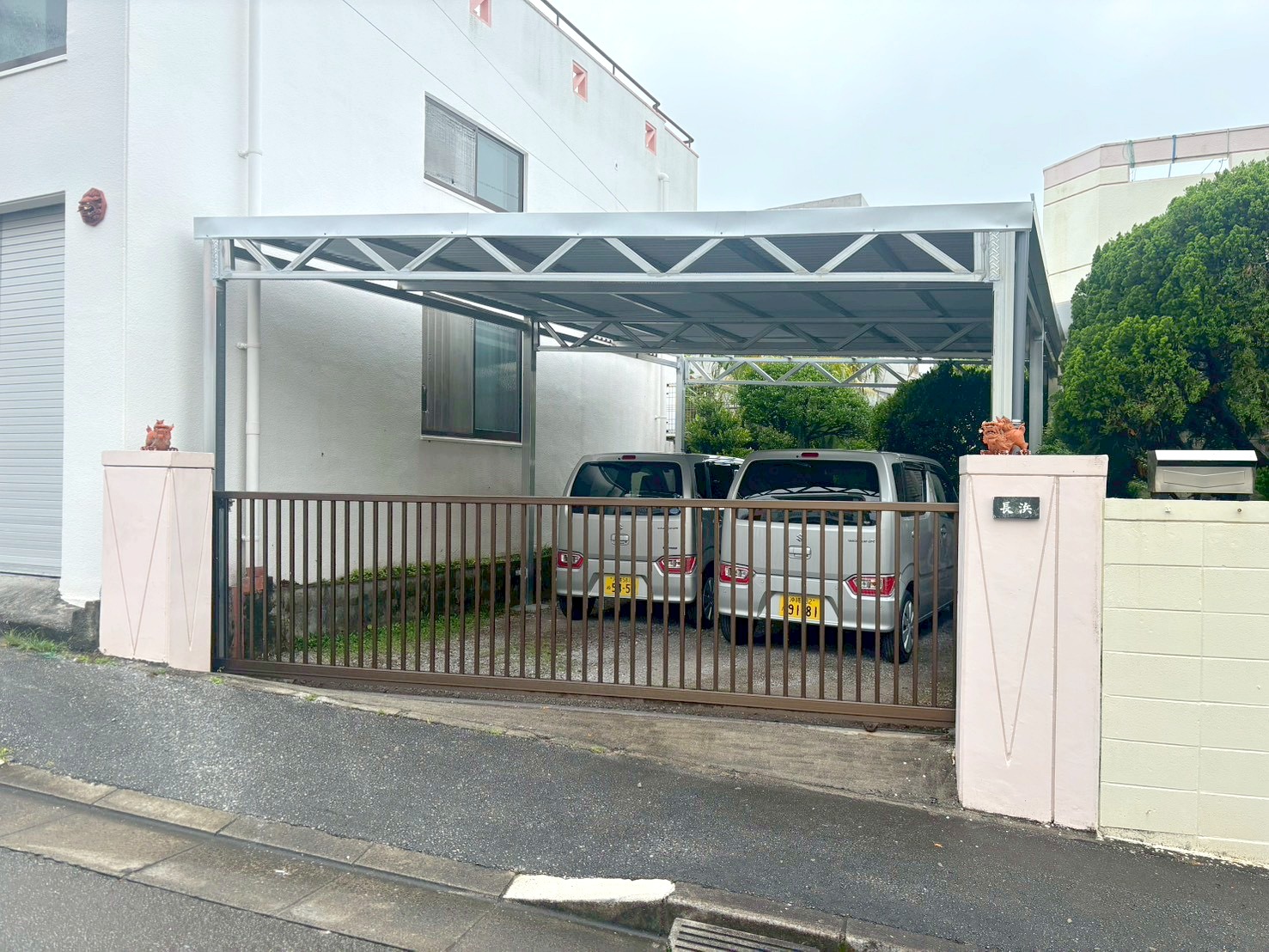 【恩納村】でカーポート新設工事｜ネットで凌いでいた駐車場が、雨も強い日差しも防ぐしっかり屋根に