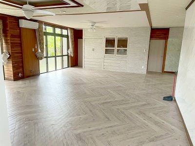 床を変えれば、部屋はこんなに明るくなる。沖縄市での床フロアタイル張り替え工事