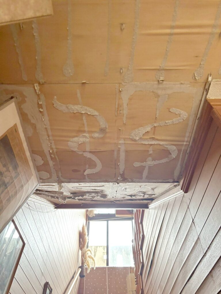 宜野座村 天井張り替え 施工前 下地に残った接着剤のあと