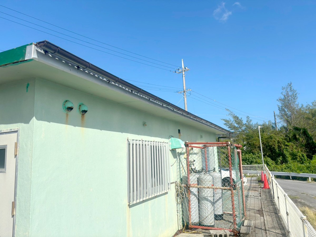【金武町】さびて傷んだ雨樋と鼻隠しを新しく取り替えました｜塩害に強い雨樋で雨の日も台風も安心