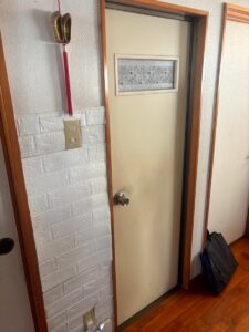 金武町 トイレリフォーム 施工前のドア