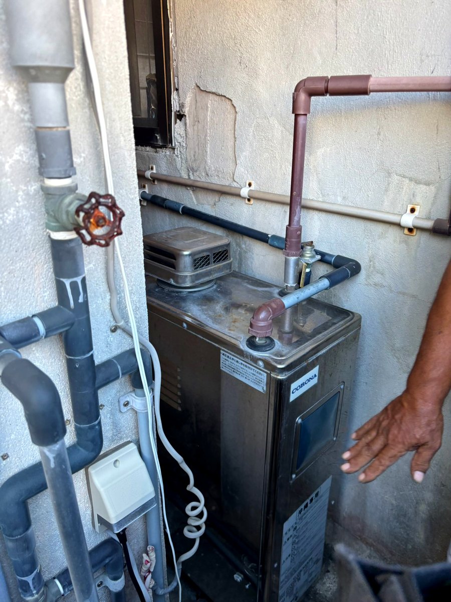 【恩納村】石油ボイラー(給湯器)の移設工事｜配管を引き直して、使いやすく安全な位置へ